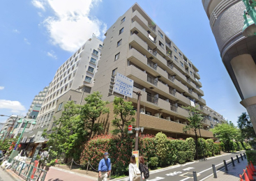 　明治通り沿いにある「東新宿」駅最寄りのマンション「メゾンエクレーレ新宿西戸山」