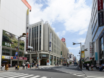 　ショッピングや飲食、家電量販店や映画館などなんでも揃う新宿エリアが徒歩圏内の便利な立地。