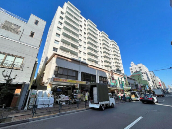 　東新宿駅から徒歩4分、4路線が10分圏内の好立地に建つマンション。
