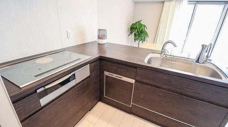 　作業スペースを広くとれるL型キッチン。IHコンロ、ディスポーザー、食洗器など充実の設備。
