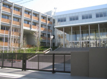 　「新宿区立　新宿中学校」学区域　徒歩12分です。