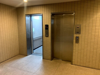 　196戸のビッグコミュニティ、エレベーターは2基ございます。