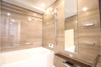　木目調パネルのラグジュアリーな空間の浴室です。汚れが目立たないのも嬉しいポイント！
