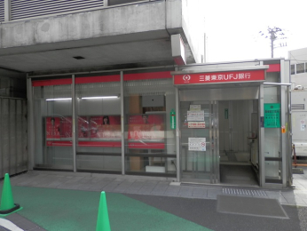 　三菱ＵＦＪ銀行　東京女子医大出張所　徒歩5分です。