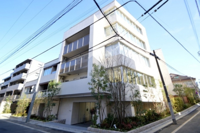 現地外観写真　早稲田駅から徒歩4分。閑静な住宅街に佇む5階建て低層マンション