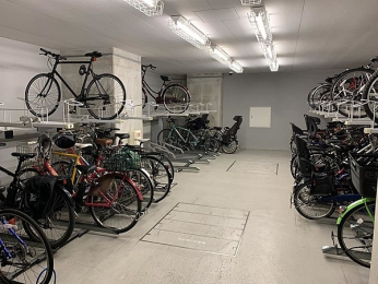 　雨や盗難から自転車を守る屋内駐輪場