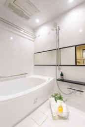 　ホワイト調の清潔感溢れるバスルーム。バスタブ横の手すりで入浴もラクラクです。