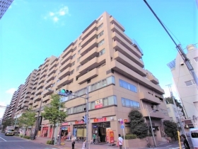 現地外観写真　１階から３階に店舗やオフィスの入っている鉄骨鉄筋コンクリートマンションです。