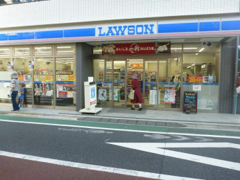 　ローソン　新小川町店　徒歩4分です。