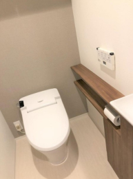 　手洗いキャビネットのあるトイレ空間です。パネル操作式の温水洗浄機能付き。