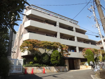 　東新宿駅から徒歩3分。平成12年築のまだまだキレイなマンションです。