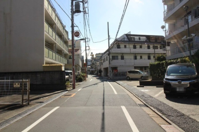 　新宿エリアが徒歩圏という好立地にありながら、大通りから一本入った落ち着いた住環境。