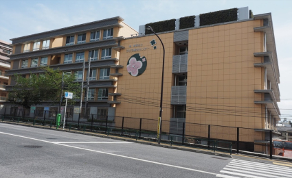 　近くにある「新宿ここ・から広場」は子どもの遊び場としても利用できます。