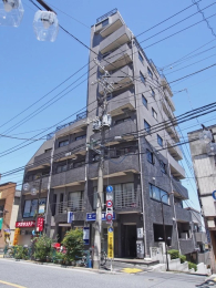 現地外観写真　若松河田駅から徒歩4分、居住も事務所利用も可能なマンション。