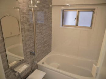 　追い焚き機能・浴室換気乾燥機付きのバスルームです。小窓もあり清掃時の換気にも便利です。