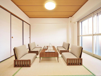 　採光の良い和室はのんびりと寛ぐのにぴったり。和室は2ヵ所から出入りが可能。