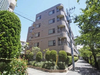 現地外観写真　新目白通りから神田川を渡った閑静な住宅街に佇む低層マンション