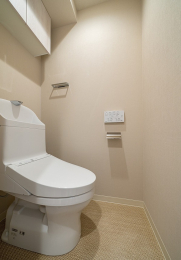 　温水洗浄機能付のトイレ。上部に吊戸収納。