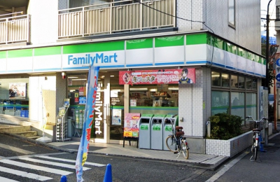 　ファミリーマート　牛込柳町駅前店　徒歩4分です。