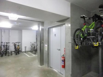 　雨や盗難から自転車を守る屋内駐輪場。