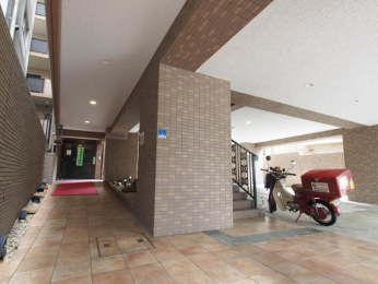 　共用ロビーや郵便ポストがあるエントランスは２階にあり、階段かエレベーターで上がります。