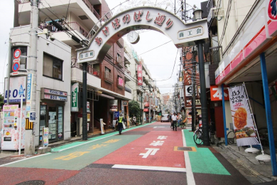 　曙橋駅前に「あけぼのばし通り商店街」有り。買い物に困らない生活環境良好な立地。