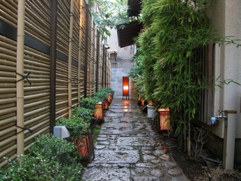 　賑わいのある「神楽坂通り商店街」徒歩圏内。神社やお寺がある文化の街です。