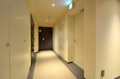 　ホテルライクな内廊下設計。プライベート性のある1フロア3世帯になってます。