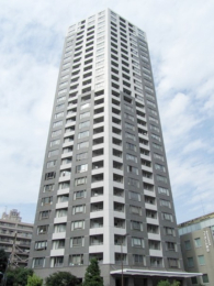 現地外観写真　29階建タワーマンション。今回は13階高層階のお部屋のご紹介です。