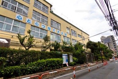 　「新宿区立　大久保小学校」学区域　徒歩6分です。