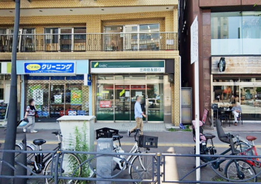 　三井住友銀行 ATM 四谷見附出張所　徒歩8分です。