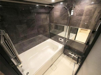 　シックな雰囲気の1416サイズユニットバスは浴室乾燥機付。