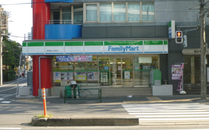 　ファミリーマート 新宿新小川町店　徒歩1分