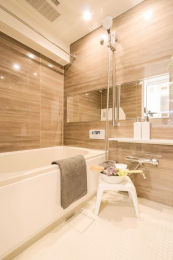 　木目調パネルがくつろぎの空間を演出する浴室。雨の日のお洗濯にも大活躍な浴室乾燥機付きです。