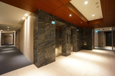 　ホール内のエレベーターは、ハンズフリーでエントリー可能なシステムを採用。