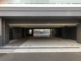 　駐車場・駐輪場は歩行者用エントランスとは別の入り口が設けられている歩車分離設計