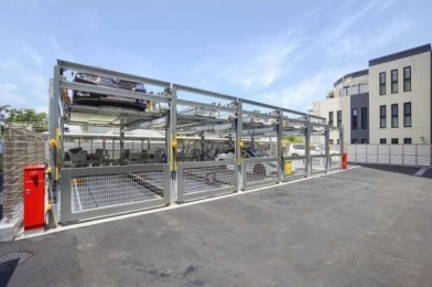 　駐車場は機械式駐車場で、入り口はセキュリティ性の高いリモコン式リングシャッターゲートです。