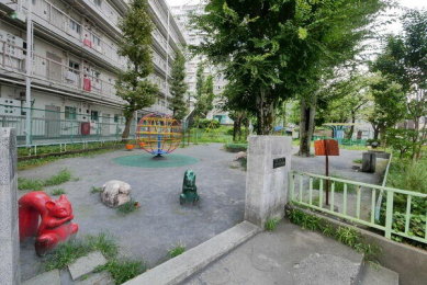 　マンション前には遊具のある公園があります。 