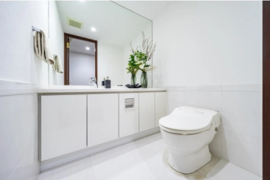 　スタイリッシュなデザインのタンクレストイレ。衛生的面も安心な独立型の手洗い付きです。