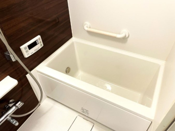 　追い焚き機能・浴室換気暖房乾燥機付きのバスルームです。落ち着いた色合いの深みのあるウッド調バスパネルを採用いたしました。