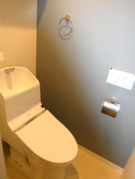 　パネル操作式温水洗浄機能付きトイレです。吊戸棚もありトイレ用品の収納にも便利です。