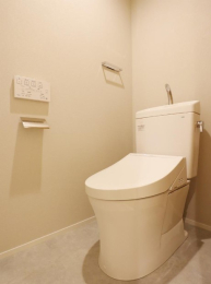 　パネル操作式温水洗浄機能付きトイレです。