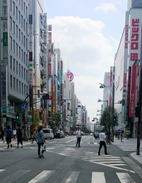 　新宿大通商店街　徒歩14分です。