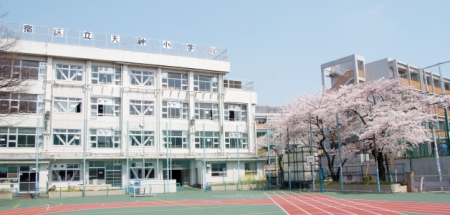　「新宿区立　天神小学校」学区域　徒歩4分です。