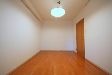 　洋室約6.4帖は梁が少なく家具を配置しやすい空間。