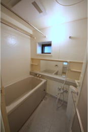 　小窓の付いた浴室は、追い焚き・浴室乾燥機付き。