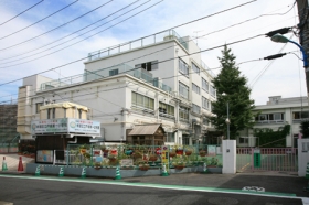 　「新宿区立　戸塚第一小学校」学区域　徒歩1分です。