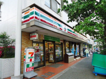 　セブンイレブン　新宿若松町店　徒歩3分です。
