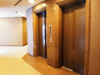 　プライバシーが守られる内廊下設計。エレベーターは2基設置されています。