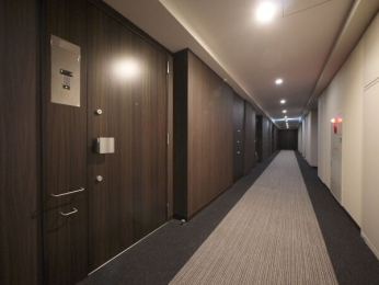 　共用廊下は絨毯敷きの、ホテルライクな内廊下設計。